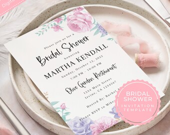 Pode incluir: Um modelo de convite de chá de panela para download digital. O convite apresenta detalhes florais em rosa e roxo, com o texto "Bridal Shower" e detalhes do evento. O convite está em um fundo branco.