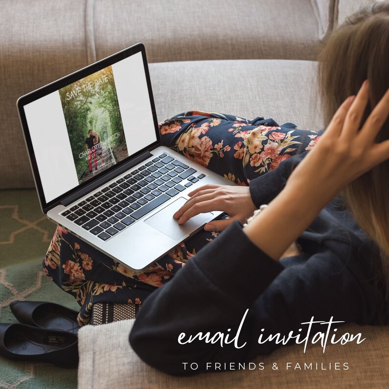 K&ouml;nnte beinhalten: Eine Person sitzt auf einem Sofa und verwendet einen Laptop, um E-Mail-Einladungen an Freunde und Familie zu versenden. Der Laptop-Bildschirm zeigt eine Save-the-Date-Karte mit einem Paar, das auf einem Weg in einem Wald steht.