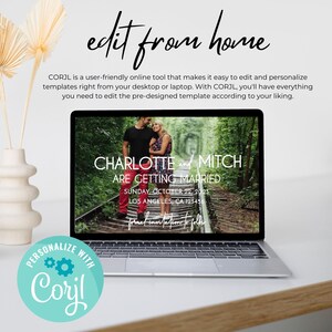 K&ouml;nnte beinhalten: Ein Laptop-Bildschirm zeigt eine Hochzeits-Einladungsvorlage mit einem Foto eines Paares auf einem Bahngleis. Der Text auf der Einladung lautet "CHARLOTTE and MITCH ARE GETTING MARRIED" und enth&auml;lt das Datum, den Ort und die Worte "formal invitation to follow". Der Laptop steht auf einem Holztisch. Ein blauer Kreis mit dem Text "PERSONALIZE WITH Cori!" befindet sich in der linken unteren Ecke des Bildes.