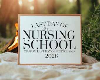 Cartello personalizzato per l'ultimo giorno di scuola infermieristica 2026 / Foto di scena personalizzata per la laurea / Annuncio di traguardo per futuri infermieri / Download digitale