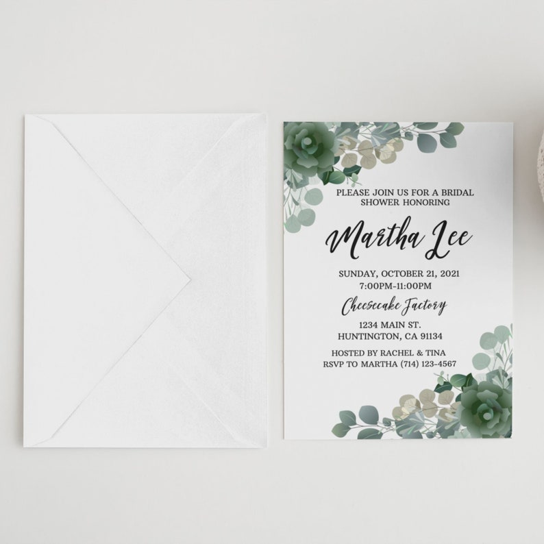 Puede incluir: Una invitaci&oacute;n de ducha nupcial floral verde y blanca para Martha Lee. La invitaci&oacute;n incluye la fecha, la hora, la ubicaci&oacute;n y la informaci&oacute;n de RSVP.