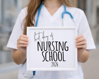 Cartello per l'ultimo giorno di scuola infermieristica 2026, accessorio per foto di laurea, annuncio di traguardo per futuri infermieri, regalo per laureati infermieri, download digitale istantaneo