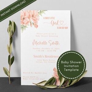 K&ouml;nnte beinhalten: Eine rosa und wei&szlig;e Babyparty-Einladungsvorlage mit floralem Design. Der Text lautet "A Sweet Little Girl Is On Her Way" und enth&auml;lt den Namen "Michelle Smith" und das Datum "Sunday, October 12, 2023".