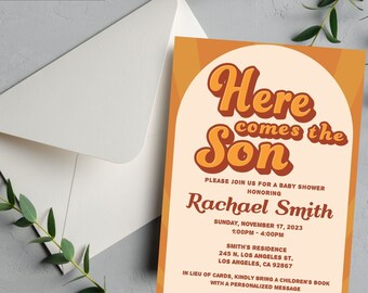 Può includere: Un invito a una festa di benvenuto per un bambino in stile retrò con uno schema di colori arancione e giallo. Il testo recita "Here comes the Son" in un carattere audace e stilizzato. L'invito include il nome "Rachael Smith", la data e l'ora della festa e l'indirizzo della location. Chiede inoltre agli ospiti di portare un libro per bambini con un messaggio personalizzato.