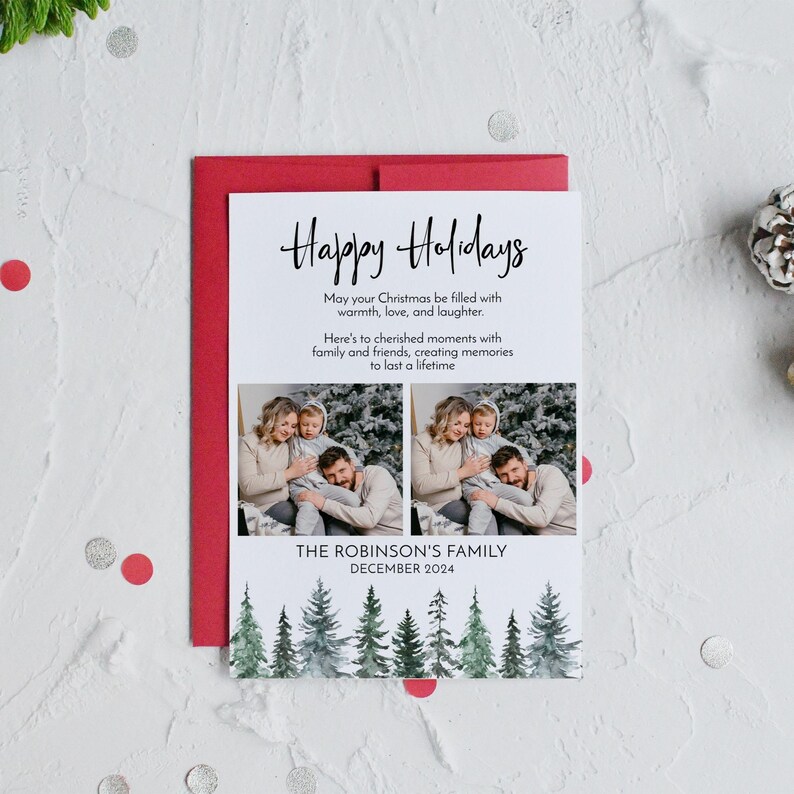 Puede incluir: Una tarjeta de Navidad blanca con una ilustraci&oacute;n de acuarela de un bosque. La tarjeta presenta una foto de una familia de tres personas, con el texto "Felices Fiestas" y "The Robinson's Family, diciembre de 2024".