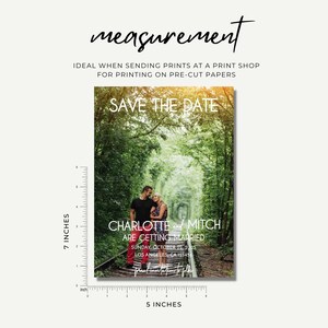 K&ouml;nnte beinhalten: Eine Save-the-Date-Karte mit wei&szlig;em Hintergrund und schwarzem Text. Der Text lautet "Save the Date" in gro&szlig;er Schrift. Unter dem Text befindet sich ein Foto eines Paares, das auf einem Bahngleis in einem Wald steht. Der Text unter dem Foto lautet "Charlotte und Mitch heiraten" in kleinerer Schrift. Datum und Ort der Hochzeit sind unter den Namen des Paares aufgef&uuml;hrt. Die Karte ist 12,7 cm breit und 17,8 cm hoch.