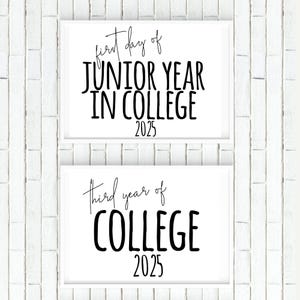 Könnte beinhalten: Zwei weiße Schilder mit schwarzem Text. Das obere Schild lautet "first day of JUNIOR YEAR IN COLLEGE 2025". Das untere Schild lautet "third year of COLLEGE 2025".