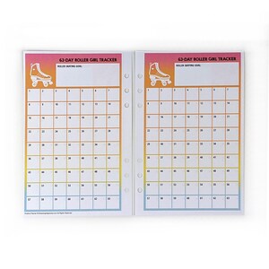 Op de afbeelding: Een dubbele pagina van een 63-daagse Roller Girl Tracker. Elke pagina heeft een kalenderraster voor dagelijkse tracking, een rolschaatsillustratie en de tekst "63-DAY ROLLER GIRL TRACKER ROLLER SKATING GOAL."