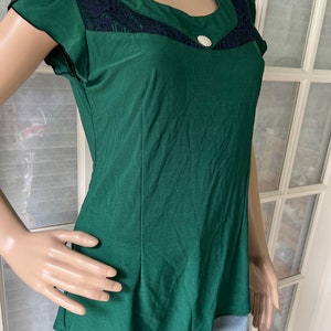 Vintage look or 90’s gorgeous classy kelly green/navy long top
