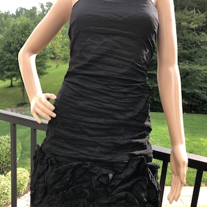 BCBGMAXAZRIA black ruched sides ruffle hem body on sheath cocktail dress