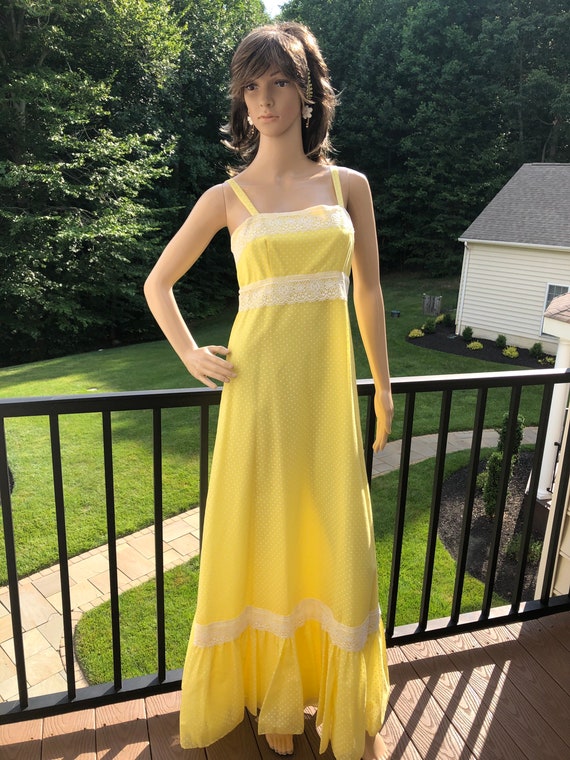 Vintage 60s yellow Swiss dot & lace trim groovy ma