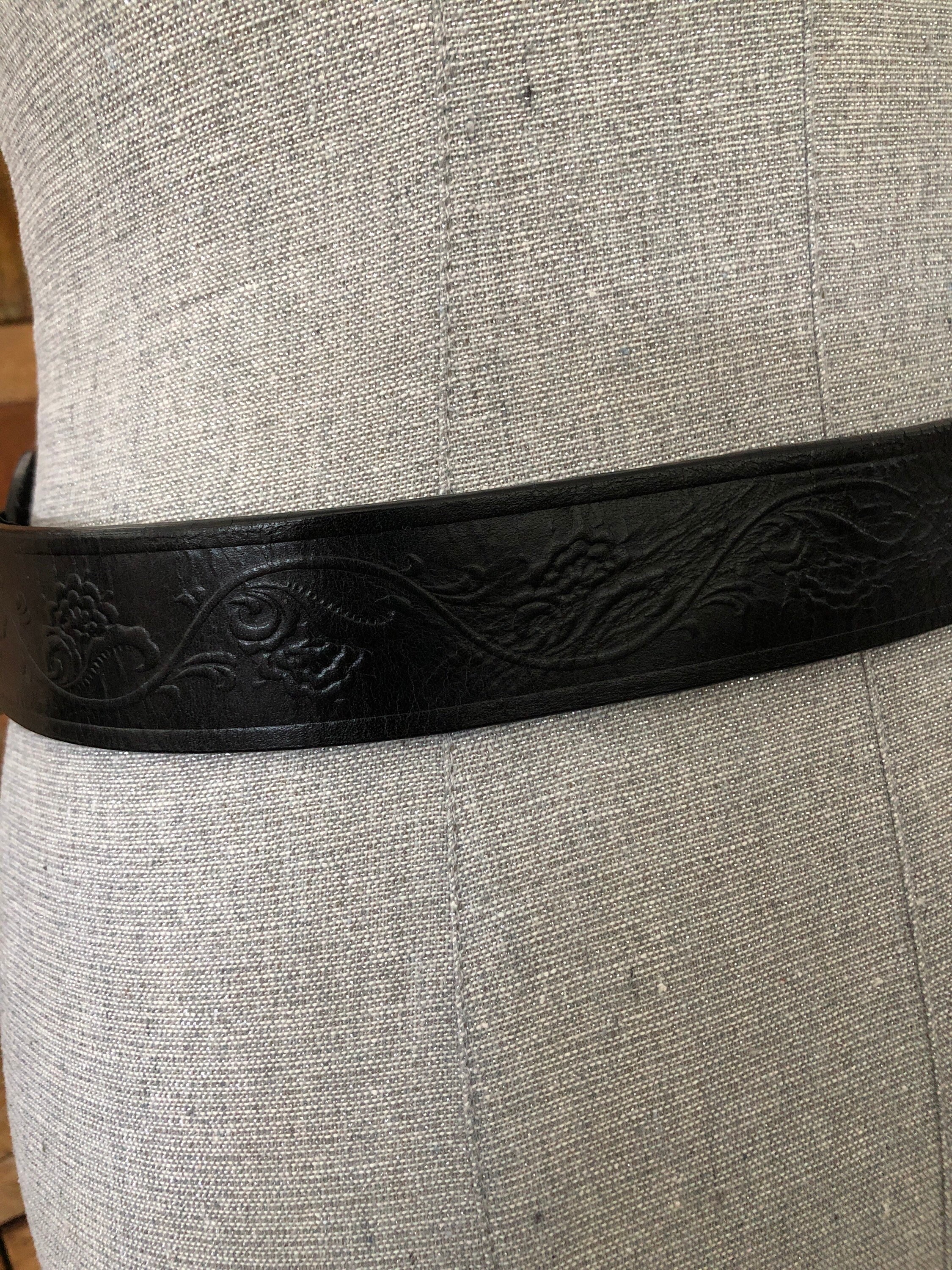 ?EXPRESS Vintage 90’s Black belt Vintage 90s Black Leather Embossed Buckle Belt Silver Chrome  main image 2