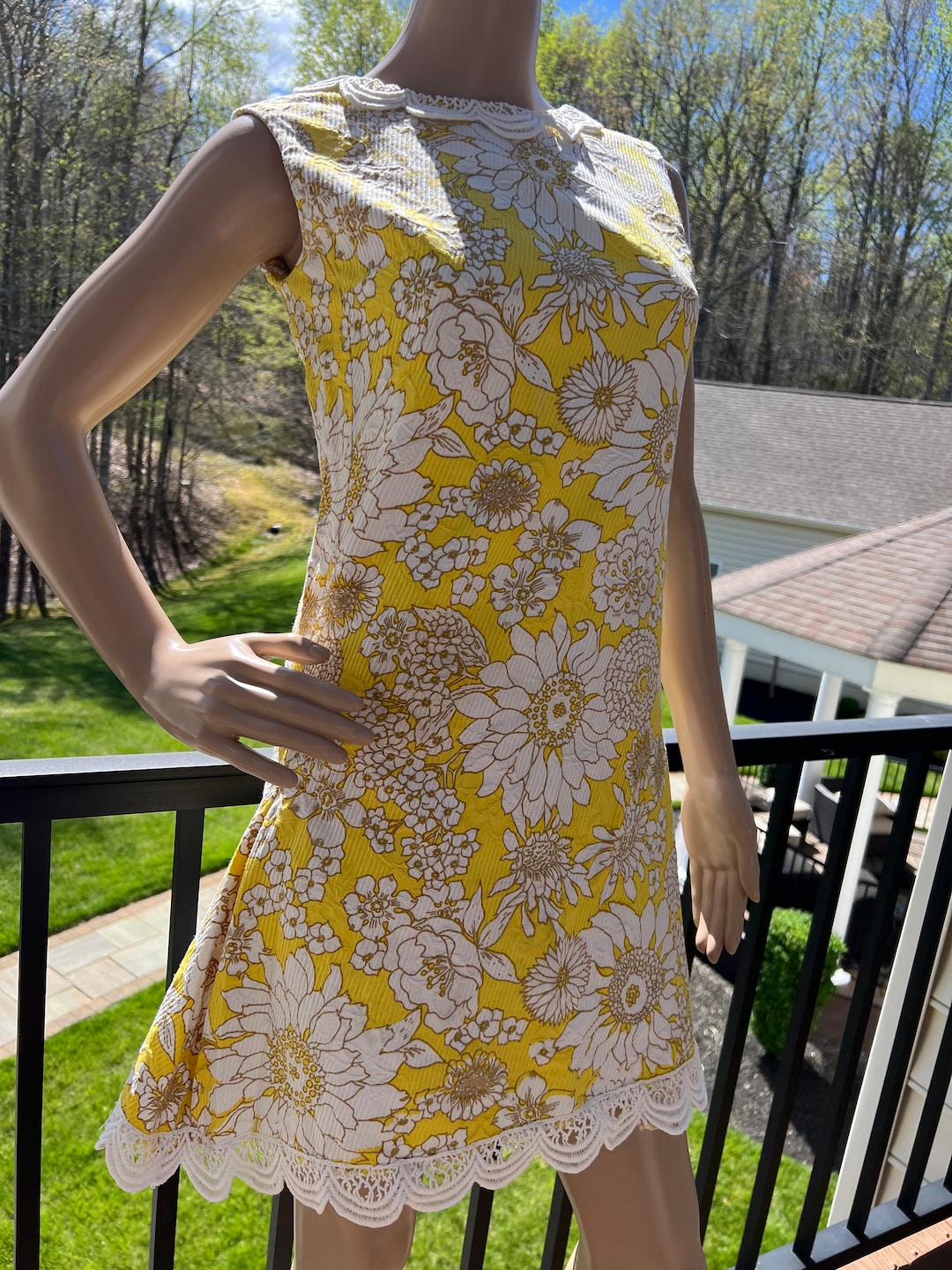 Adorable vestido Dollie by Serbin con estampado de flores