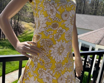 Dollie by Serbin adorable yellow/white bold flower, print dress with crochet collar