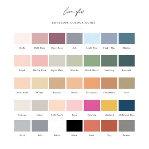 Puede incluir: Gu&iacute;a de colores de sobres con 28 opciones de colores diferentes. Los colores est&aacute;n dispuestos en filas y columnas, con los nombres de cada color debajo de cada muestra.