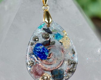 Collar con colgante de orgonita: shungita, lapislázuli, cuarzo y plata de ley.