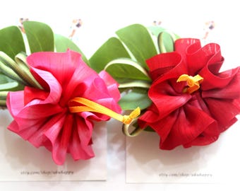 Set di 2 elastici per capelli con nastro hawaiano, 5 colori assortiti | Coppia di accessori polinesiani per bambini con fiori di ibisco e monstera