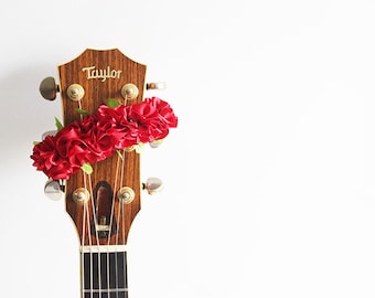 Lei voor gitaar, rood, gitaar accessoires, muzikant geschenken, gitaar geschenken, Taylor gitaar, gitaar riem, Hawaiian lei, ribbon lei, ukelele,