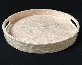 Bandeja de nácar / Bandeja de servicio de color rosa de decoración redonda hecha a mano de gran tamaño / Regalo de inauguración de la casa (13,75" L x 13,75" W x 1,75" H ) H-293