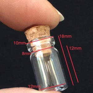 30 Mini Botellas de Vidrio con Corcho en Caja de Plástico, Frasco de Vidrio Transparente en Miniatura, Botella de Vidrio Pequeña (18 mm x 12 mm) D-33 imagen 2