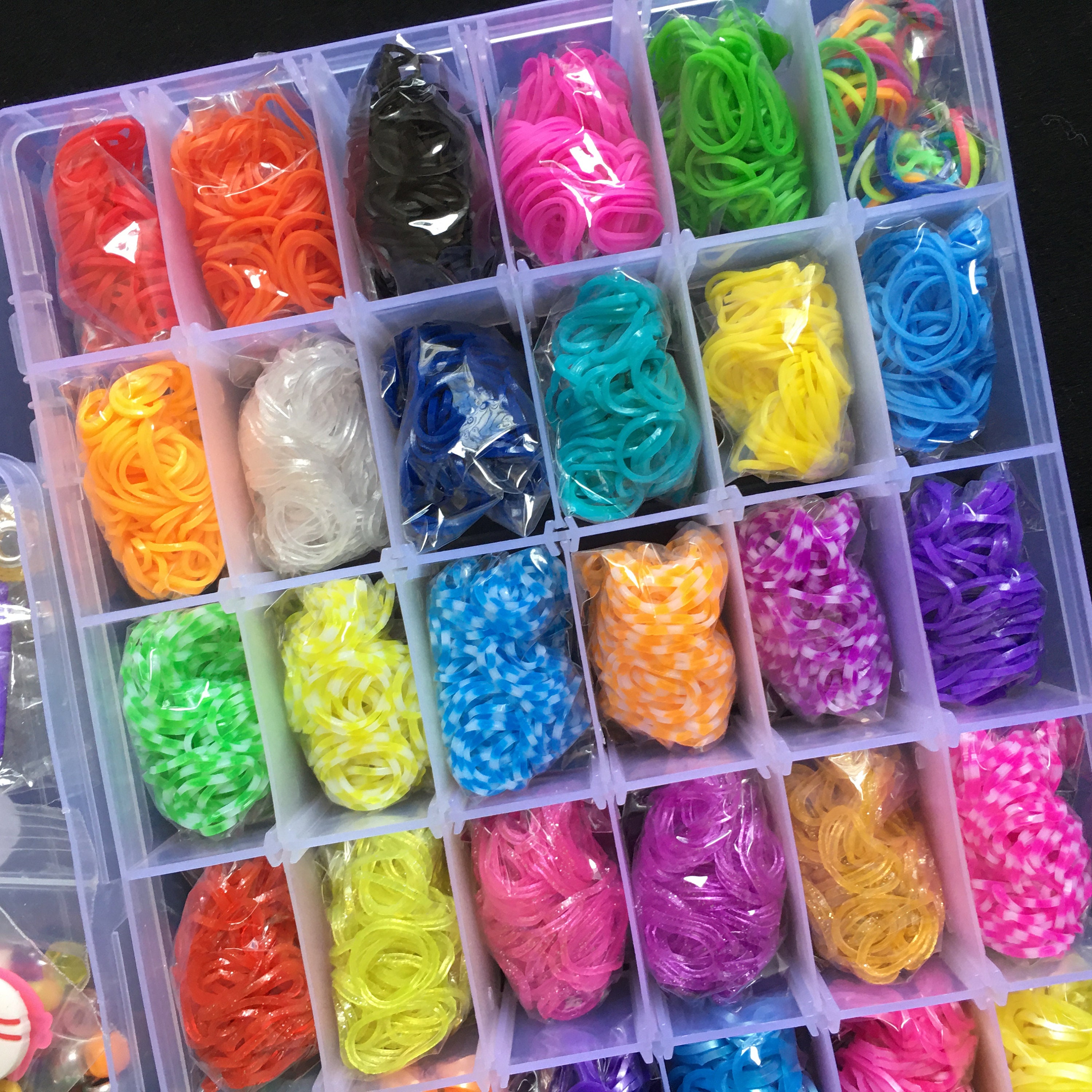 36 couleurs 3600 élastiques propres/paillettes/brillant dans le  noir/breloques/crochets/perles/puces pour kit de bracelet à tisser  bricolage dans une boîte en plastique D-14 -  France