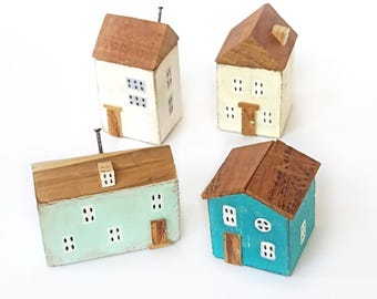 Colección de casitas de madera en miniatura hechas a mano / Decoración rústica para casas de campo y pueblos costeros / Hecho a medida