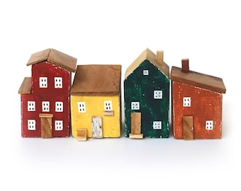 Aldea colorida en miniatura hecha a mano | Decoración rústica de cabaña de madera | Adorno de estante de pueblo primitivo | Hecho a pedido