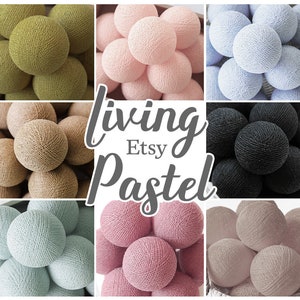 Puede incluir: Surtido de luces de bolas de algodón en varios colores pastel, incluyendo beige, azul claro, rosa y verde. Las bolas de algodón están dispuestas en un patrón circular y están iluminadas con luces LED blancas cálidas. La imagen también incluye el texto "living Pastel Etsy".