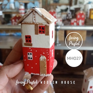 Christmas Cheer in Every Detail: Handmade Wooden Cottage with Personalized Touch