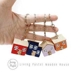 Adorable Wooden House Keychain for New Home Owners, Personalized Wooden House Keyring - Unique Housewarming Gift, Perfect Couples Gift