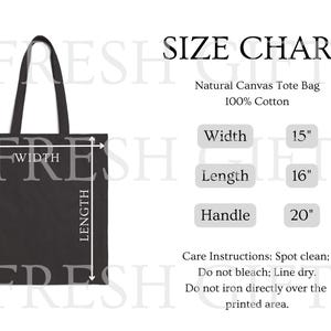 Könnte beinhalten: Eine schwarze Canvas-Tragetasche mit einer Größentabelle, die zeigt, dass die Breite 15 Zoll, die Länge 16 Zoll und der Griff 20 Zoll beträgt. Pflegehinweise sind enthalten: Fleckenreinigung, nicht bleichen, an der Luft trocknen und nicht direkt auf den bedruckten Bereich bügeln.