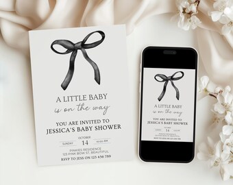 Könnte beinhalten: Babyparty-Einladung mit einer schwarzen Schleifenillustration und dem Text "A LITTLE BABY is on the way". Die Einladung befindet sich auf cremefarbenem Hintergrund, mit passendem Design auf einem Smartphone-Bildschirm. Weiße Blumen sind im Hintergrund.