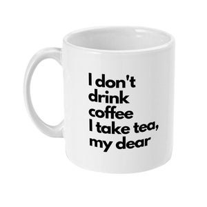 Puede incluir: Taza de cerámica blanca con texto negro que dice "No bebo café, tomo té, mi querida."