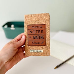 Cuaderno de profesor personalizado - Regalo de fin de curso - Bloc de notas de corcho A6 con nombre grabado y curso escolar