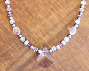 Halsband med rosa kristall, halsband med Swarovski-kristaller, halsband med sötvattenspärlor, smycken med rosenkvarts, rosa smycken, hänge med rosa kristaller