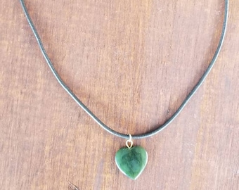 Dun leer donker groene Jade hart ketting, lederen sieraden meditatie halsketting, halsketting van de droom