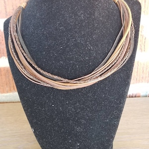 Collar de envoltura de cuero Boho, collar de hilo múltiple, gargantilla de cuero en capas, collar de ante de cuero marrón, collar Boho de longitud ajustable