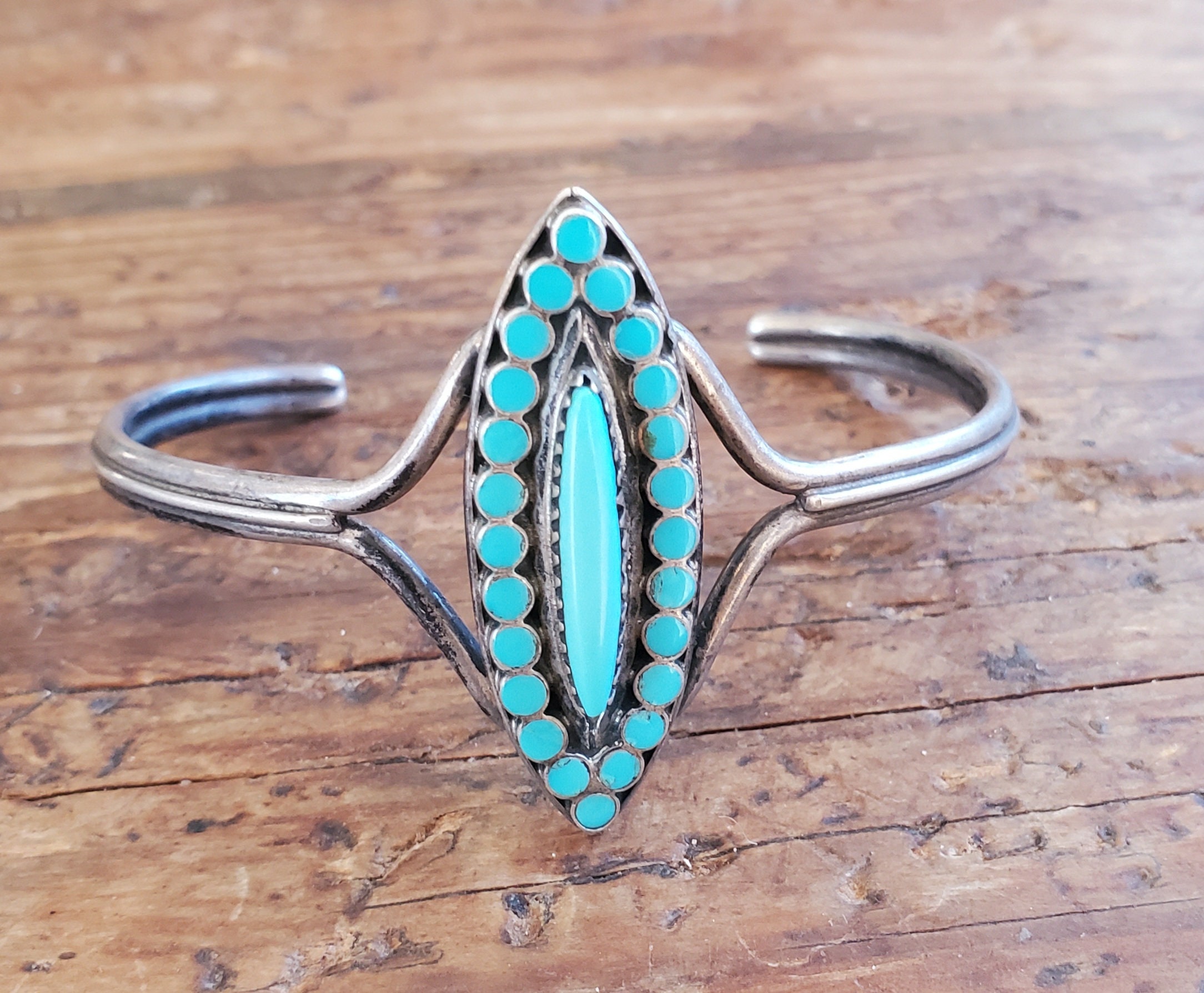 Sierlijke Vintage Zuni Inlay Turquoise Sterling Silver Cuff Bracelet,  Vintage Turquoise Bracelet, Cuff Bracelet, Zuni, Native American - Etsy  België, image size:2168x1788