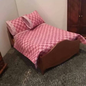 Dollhouse Miniature 6 PC Sheet Set 1:12 Scale Pillows Removable Pillowcases Pink / Mauve Print Double / Queen Size Bed Handmade