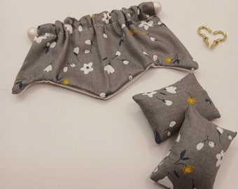 1:12 Scale Dollhouse Miniature Grey & White Floral Lined Valance On Rod With 2 Matching Pillows 4"W X 2 1/4"L