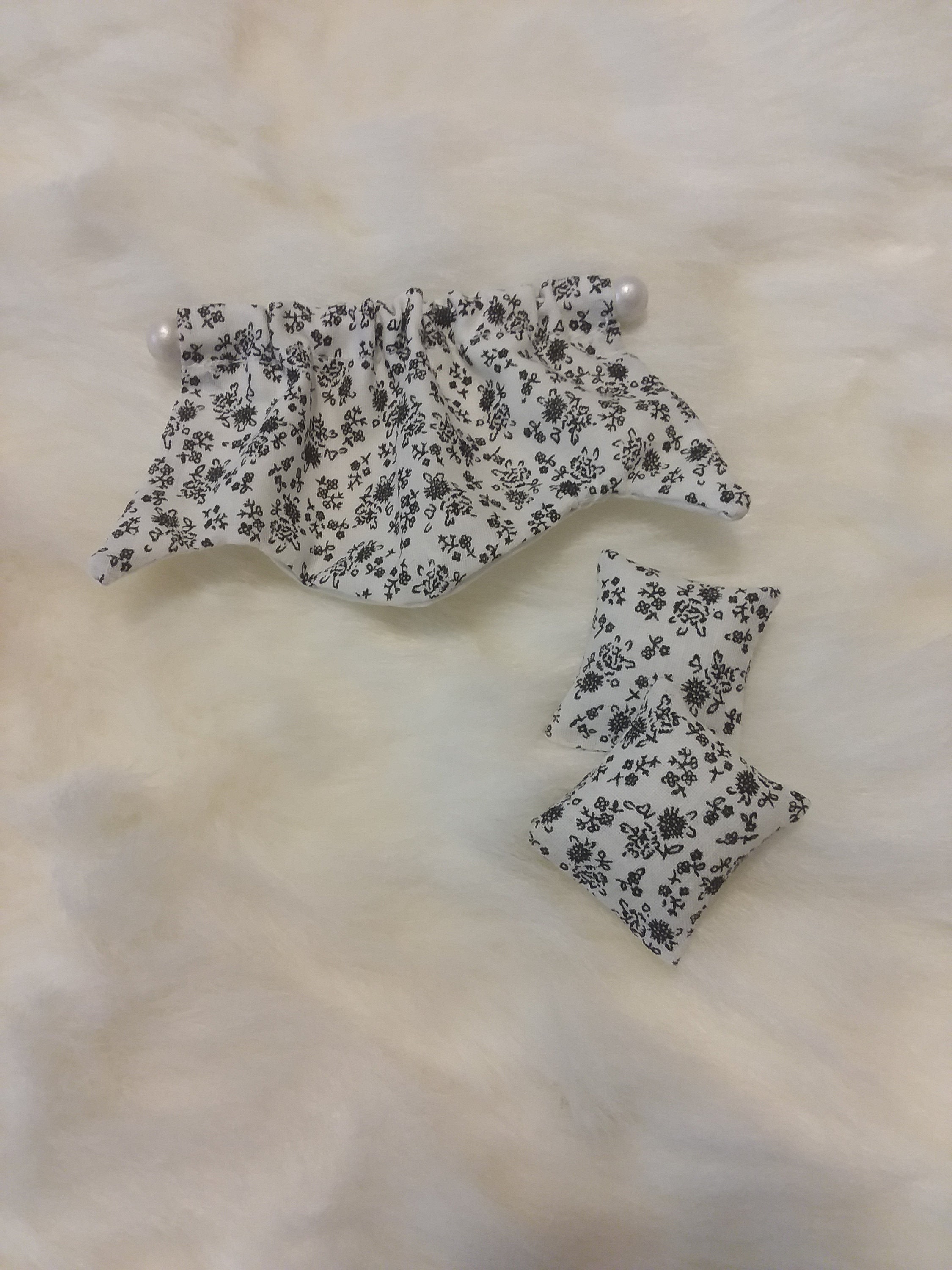 1:12 Scale Dollhouse Miniature Black And White Floral Lined Scalloped Valance On Rod With 2 Matching Pillows 4"W X 2 3/4"L