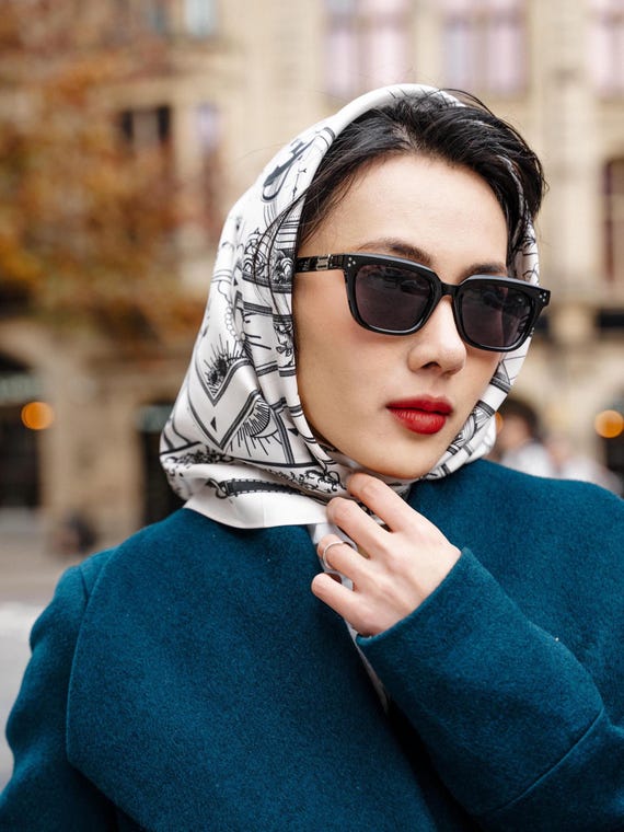 Foulard En Soie Vintage Bleu 90x90 Cm - Marque Vivienne - Occasion Très Bon état