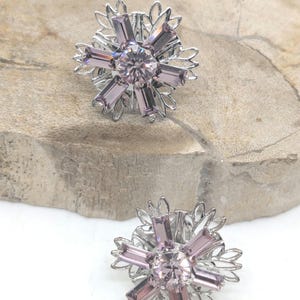 Lila Swarovski-kristallörhängen, stora kristallblommorörhängen, present till mamma, iögonfallande glasörhängen, present till fru, speciell present