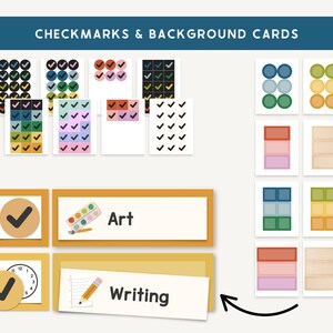 Op de afbeelding: Een verzameling vinkjes- en achtergrondkaarten. De kaarten tonen vinkjes in verschillende kleuren, samen met kaarten met de labels "Art" en "Writing". De tekst "CHECKMARKS & BACKGROUND CARDS" staat bovenaan.