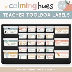 Può includere: Un organizer in plastica nera con diversi cassetti trasparenti dotati di etichette color pastello. Le etichette riportano scritte come Permanent Markers, Paper Clips, Tape, Binder Clips, Clothes Pins, Staples, Earbuds, Sticky Tabs, Brads, Colored Pencils, White Out, Hole Punch, Stapler, Lotion, Erasers, Stickers, Whistle, Glue Sticks, Tissues, Hot Glue Sticks, Pencil Lead, Highlighters, Bandages, Cards e Pencils.