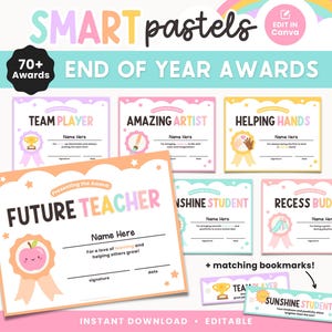 Puede incluir: Una colección de premios de fin de año en colores pastel con títulos como "Team Player" y "Future Teacher". Los premios presentan ilustraciones y espacio para nombres y fechas. La imagen también incluye marcadores a juego.