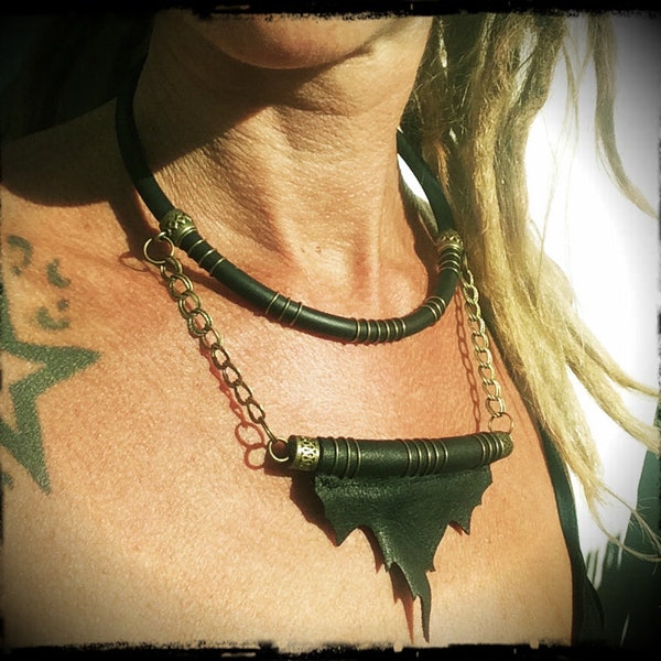 Collier à chainette et cuir noir , gros collier double , plastron noir ,  bronze et cuir , collier double , fait main