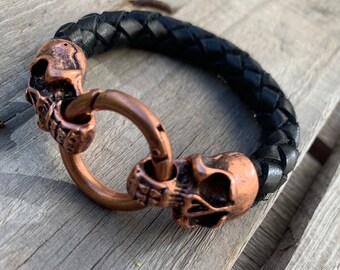 Bracelet skull couleur cuivré et cuir noir tressé, anneau mousqueton, fait main