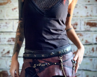 Ceinture jupe en cuir bordeaux, retravaillée de rivets et liens en cuir, chaine amovible