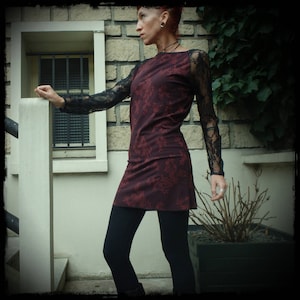 Robe bordeaux , dentelle noire , robe manches longues , robe courte , fait main image 1